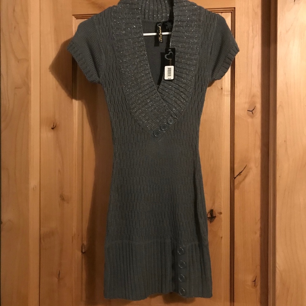 Knit v-neck dress with buttons